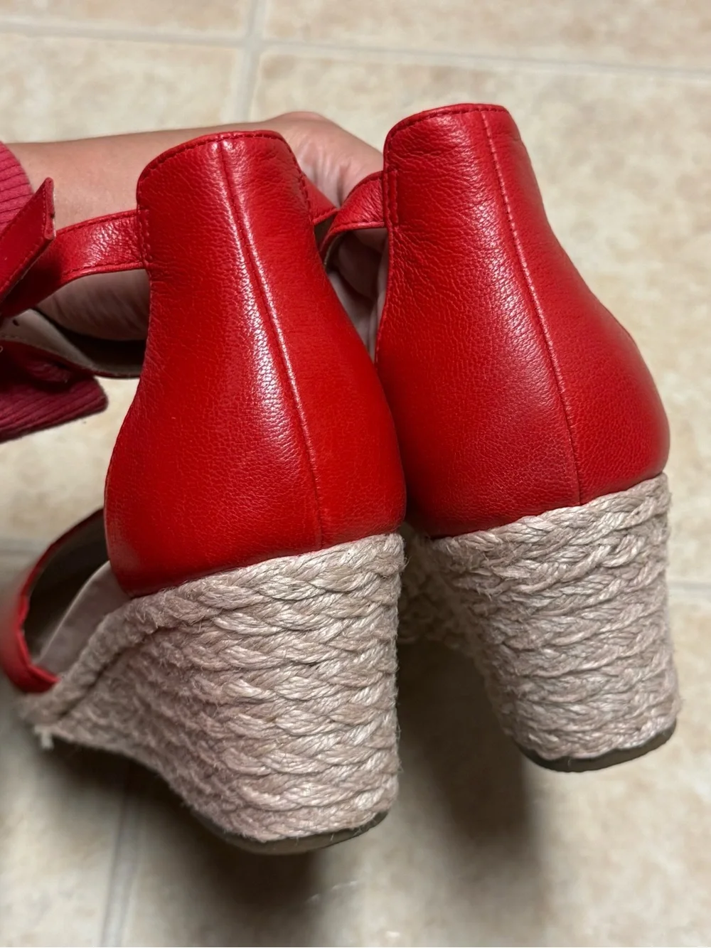 Vionic Anna Cherry Red Scalloped Closed Toe Wedge Sandals Size 9
